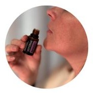 Gesicht mit ätherischem Ölfläschchen für aromatische Anwendung