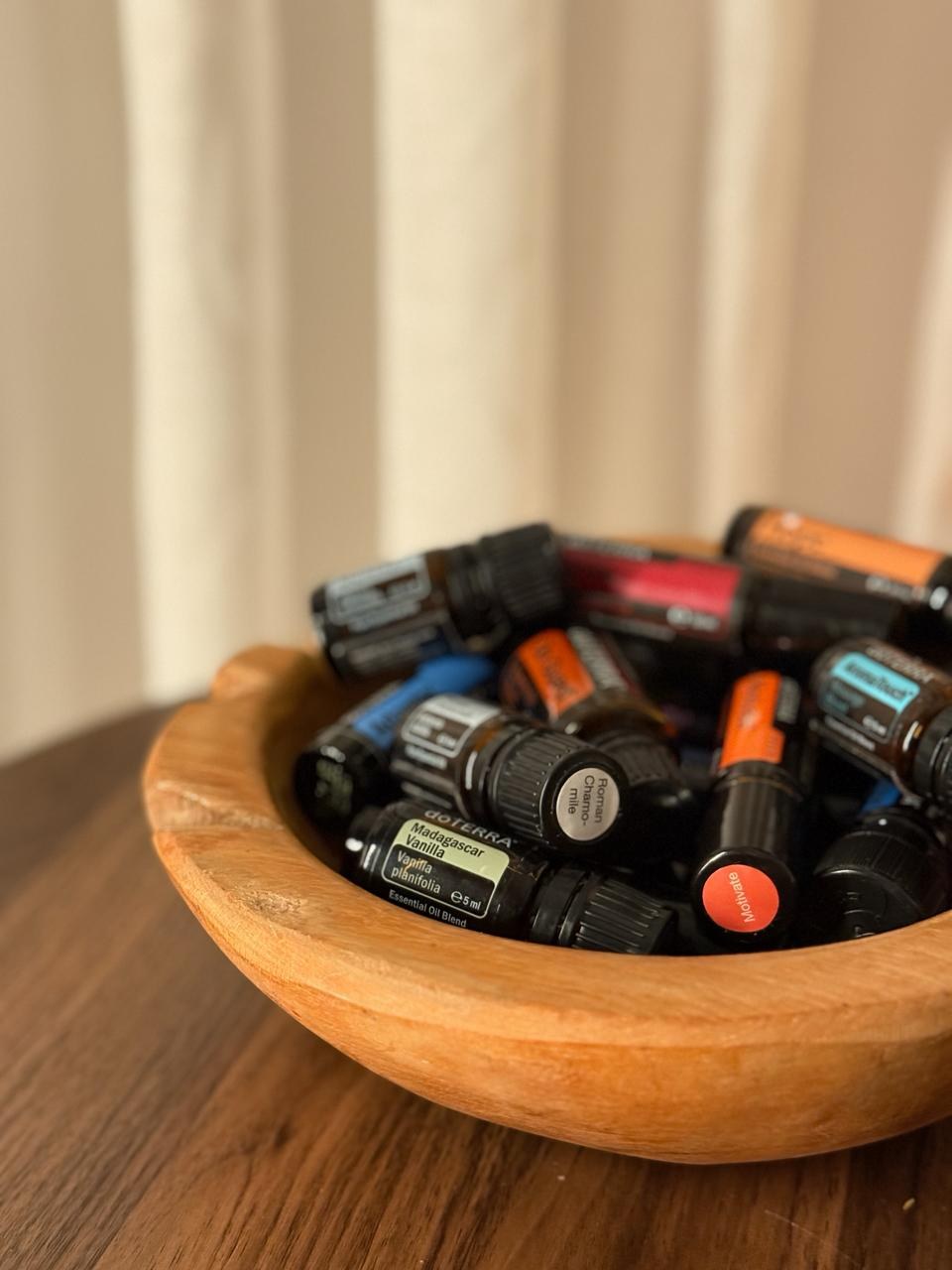 Ätherische Öle von dōTERRA in einer Holzschale