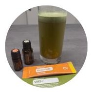 Glas mit Getränk und ätherischen Ölen für innerliche Anwendung