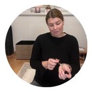 Sabine mit Roller auf dem Handgelenk für topische Anwendung